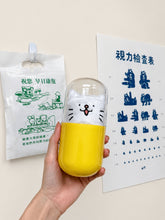 Load image into Gallery viewer, 現貨 | 強效!好運小白貓仙丹吊飾 (黃色膠囊包裝）-坐立
